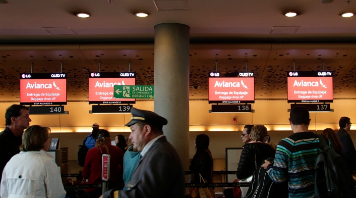 Pasajeros de Avianca en el aeropuerto El Dorado, en Bogotá