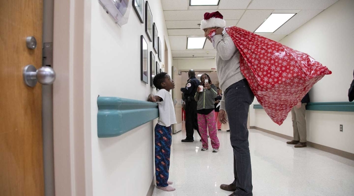 Obama entrega regalos a niños de un hospital