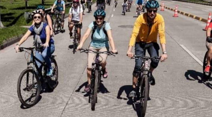 Turistas realizando un bicitour por Bogotá