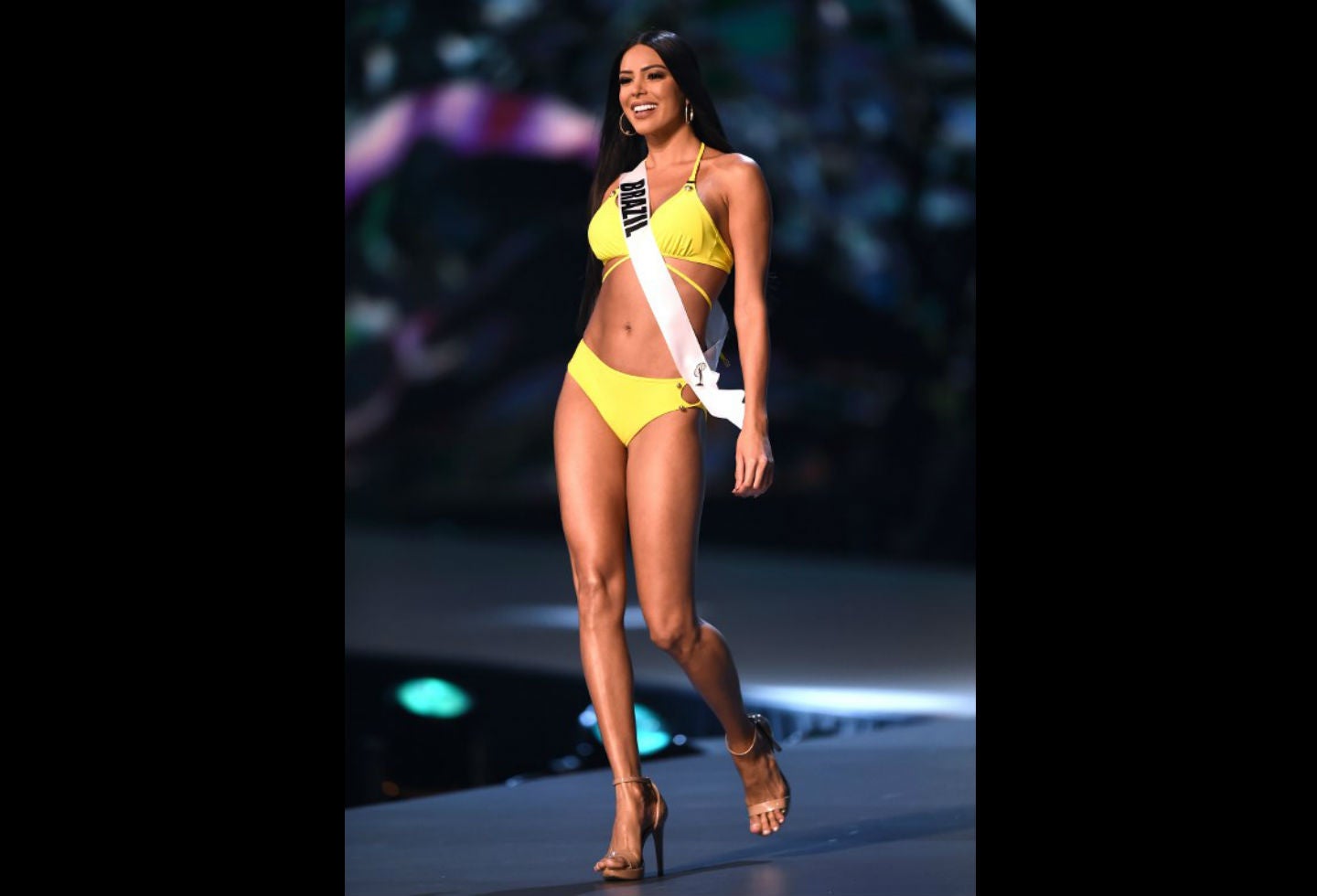 Desfile en traje de baño de Mayra Dias, Miss Brasil