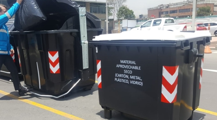 La ciudad de bogotá, estrena nueva flota de buses y contenedores en pro del medio ambiente.