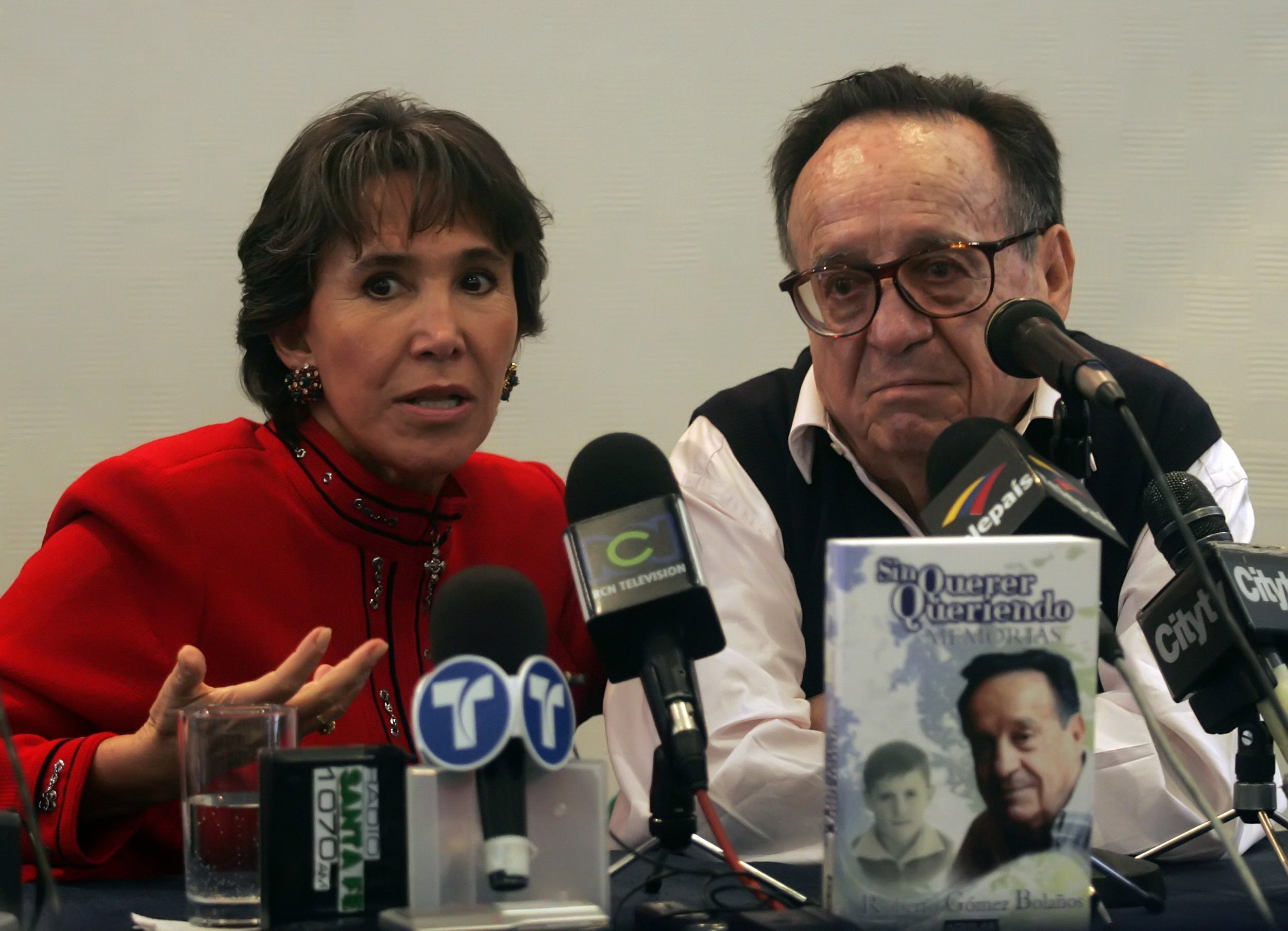 Florinda Mesa y Chespirito en una rueda de prensa