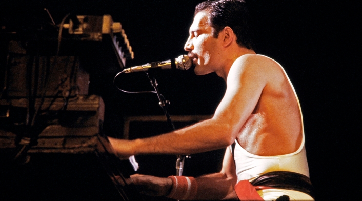 Freddie Mercury durante un concierto con Queen, el 18 de septiembre de 1984 en el Estadio Palais Omnisports de Paris-Bercy, en París (Francia)