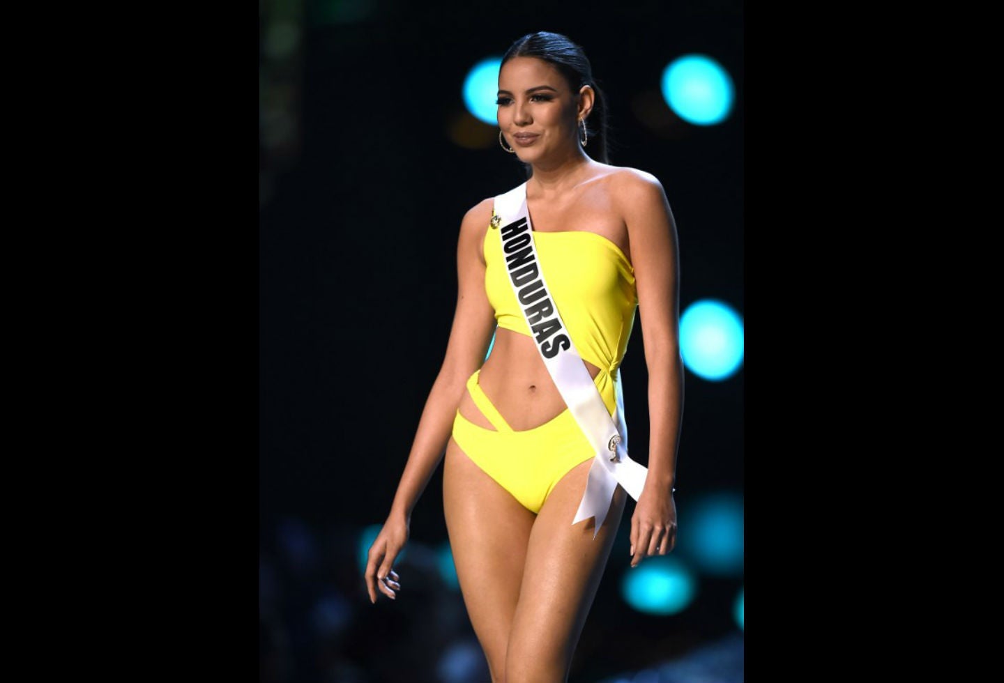 Desfile en traje de baño de Vanessa Villars, Miss Honduras