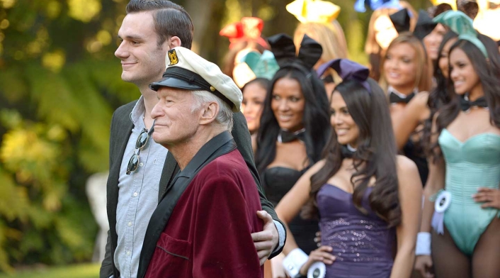 Hugh Hefner y Cooper Hefner en una fiesta de Playboy