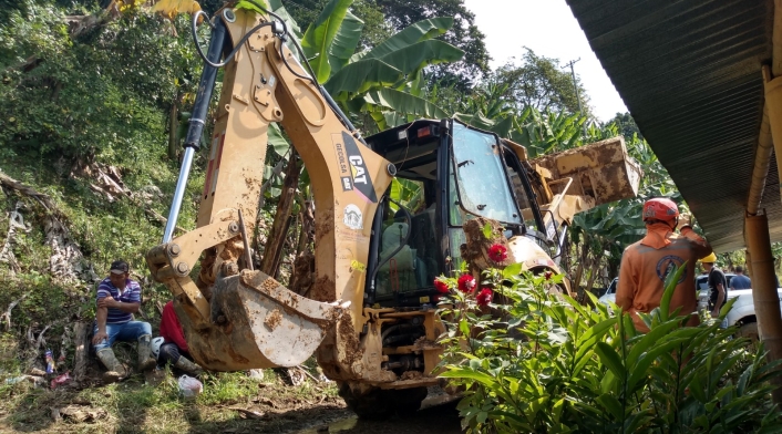 Maquinaria amarilla realiza trabajos en zona del alud en Calarcá.