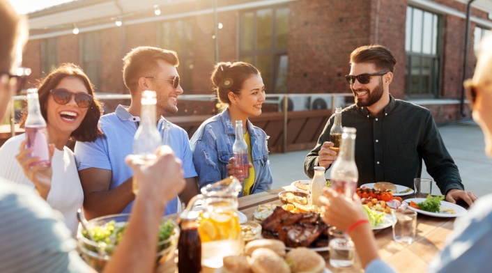 Jóvenes compartiendo un almuerzo