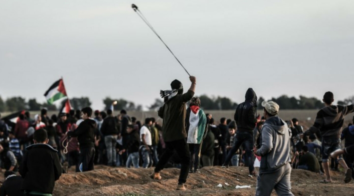 Palestinos lanzan piedras a las fuerzas israelíes