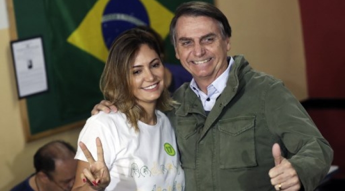 Jair Bolsonaro posa junto a su esposa Michelle Bolsonaro