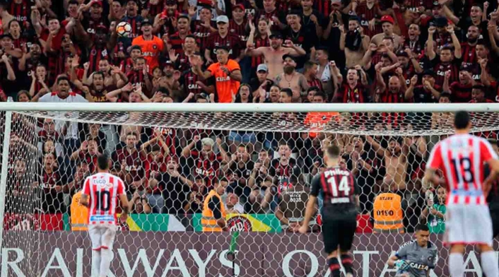 Jarlan Barrera desperdició un penal decisivo en el juego. Jarlan Barrera desperdició un penal decisivo en el juego.
