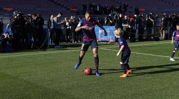 Jeison Murillo jugando con un niño en su presentación