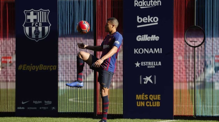 Jeison Murillo haciendo la 'veintiuna' ante la prensa