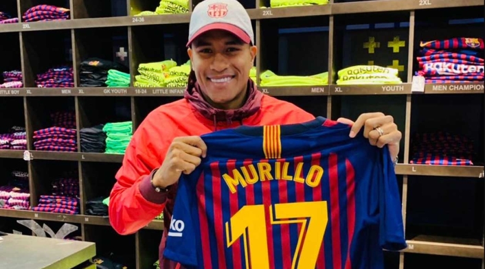 Jeison posando con su dorsal en el Barcelona