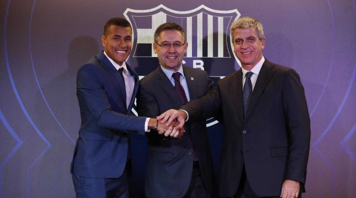 Jeison, junto dirigentes del Barcelona tras firmar el contrato con el club 'culé'