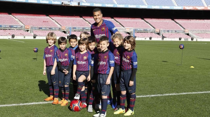 Murillo posando con niños de la cantera del Barcelona en su presentación