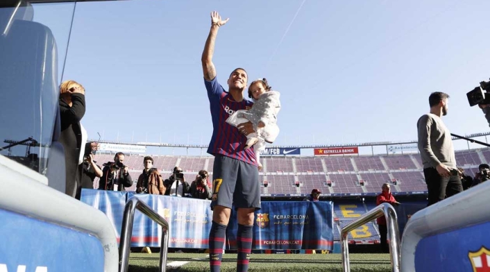 Murillo saludando a los hinchas y alzando a su bebé