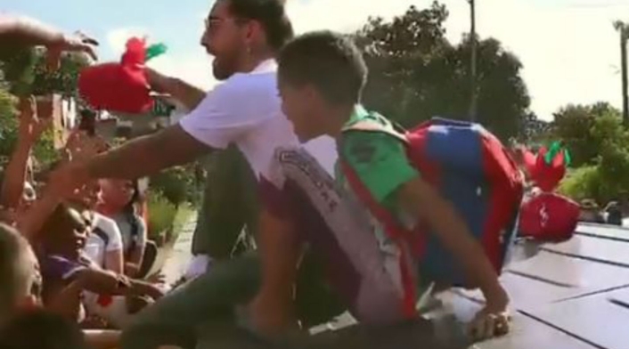 Maluma repartiendo regalos Maluma repartiendo regalos
