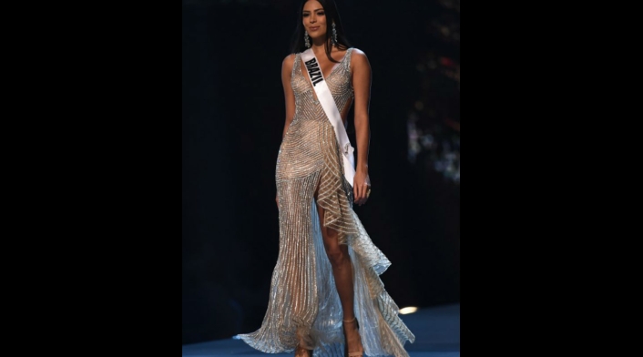 Desfile en traje de gala de Mayra Dias, Miss Brasil