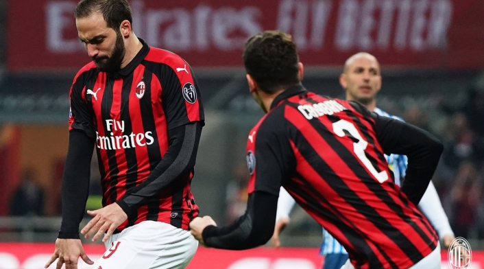 Gonzalo Higuaín celebra un gol con el Milan Gonzalo Higuaín celebra un gol con el Milan