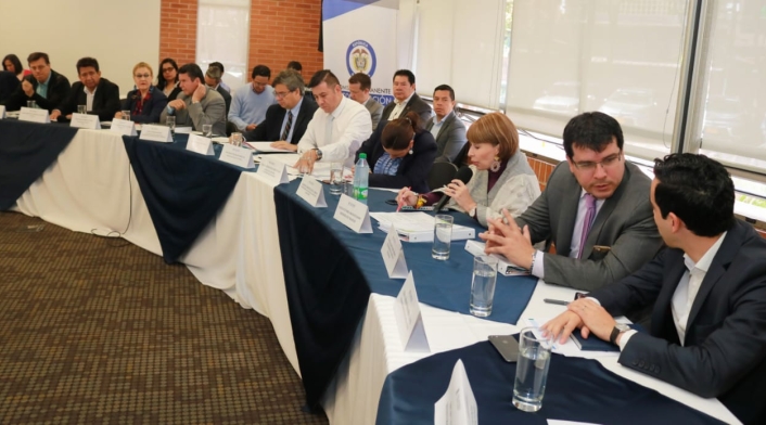 Mesa de reunión del salario mínimo.