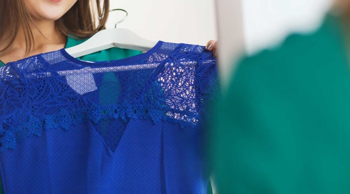 Mujer en vestier espiada con una cámara Mujer en vestier espiada con una cámara