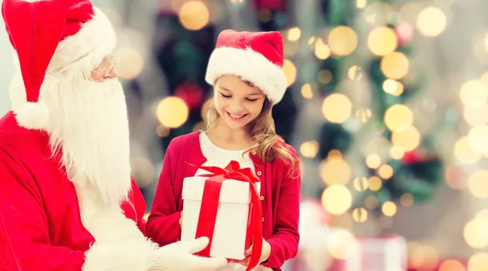 Niña recibe un regalo de Santa Claus