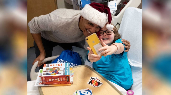 Obama entrega obsequios a niños enfermos