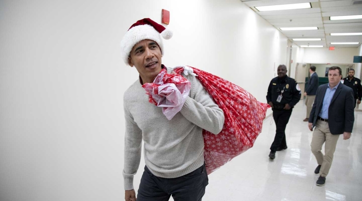 Esta no es la primera vez que Obama lleva regalos a niños enfermos.