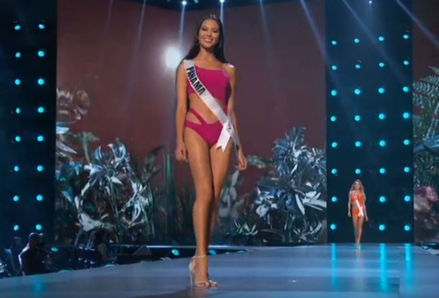 Desfile en traje de baño de Rosa Iveth Montezuma, Miss Panamá