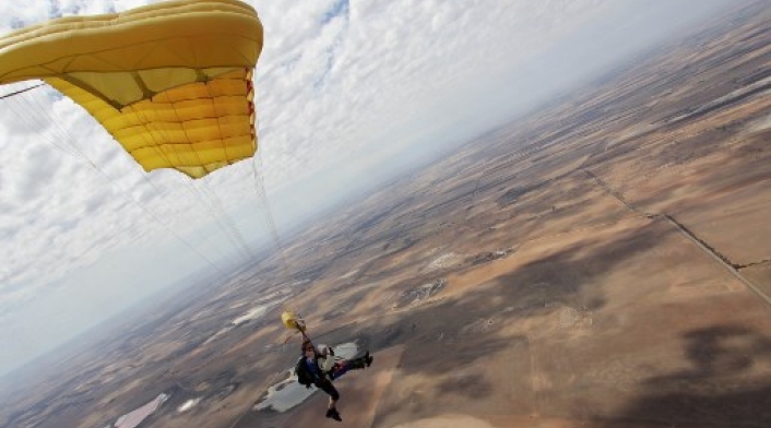 Ella realizó su primer salto en paracaídas en 2016 el día en que cumplió 100 años.