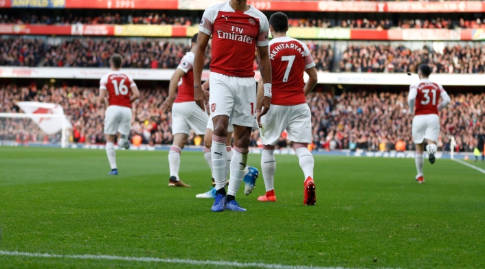 A Pierre-Emerick Aubameyang le lanzaron una cáscara de banano en un acto racista.