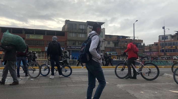 Manifestantes bloquean vías para protestar contra la ley seca en Corabastos Manifestantes bloquean vías para protestar contra la ley seca en Corabastos