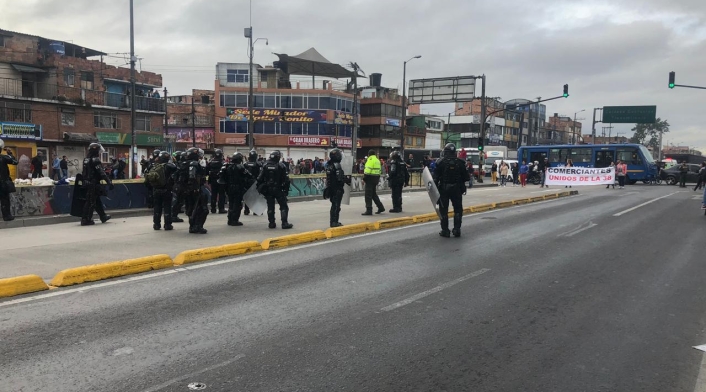 Bloquean vías de Transmilenio por protestas contra la ley seca en Corabastos Bloquean vías de Transmilenio por protestas contra la ley seca en Corabastos