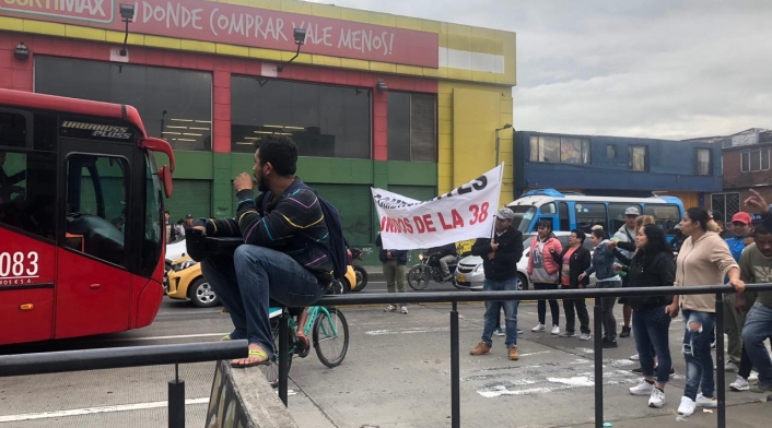 Bloqueo en vías de Trasmilenio por protesta a ley seca en Corabastos Bloqueo en vías de Trasmilenio por protesta a ley seca en Corabastos