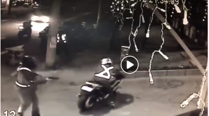 Así es el aterrador robo de motos en Bogotá.