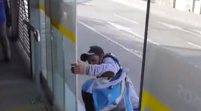 No cesan los problemas por los colados en Transmilenio. No cesan los problemas por los colados en Transmilenio.