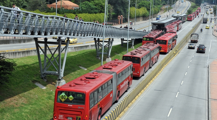 Transmilenio circulando por Suba, en el noroccidente de Bogotá