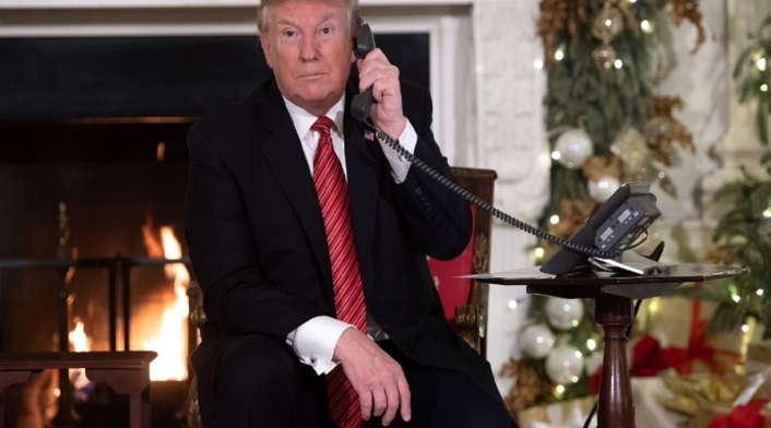 Donald Trump Trump le pregunta a un niño de 7 años: "¿todavía crees en Santa Claus?".