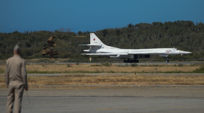 Uno de los bombarderos estratégicos Tu-160 de Rusia en el aeropuerto de Maiquetía, en Caracas (Venezuela)