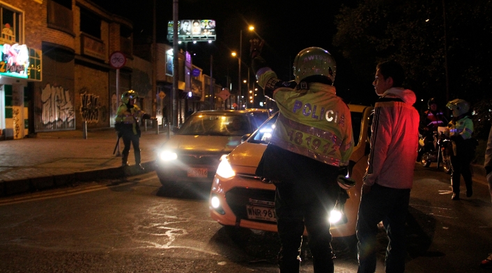 Un vehículo particular al costado de un taxi y con presencia de la Policía, en Bogotá