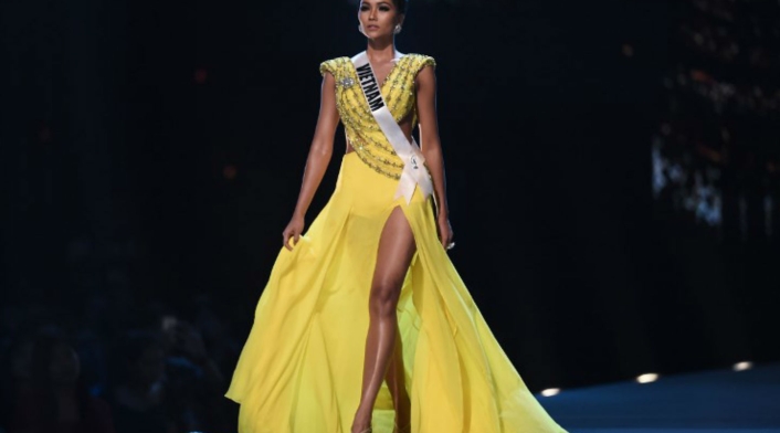 Desfile en traje de gala de Miss Vietnam, H'Hen Nie.