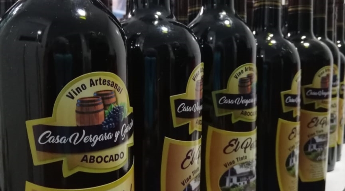 Vino artesanal creado en los viñedos de uva isabella