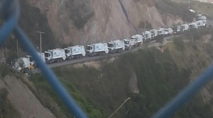 Fila kilométrica a la entrada del Relleno Doña Juana