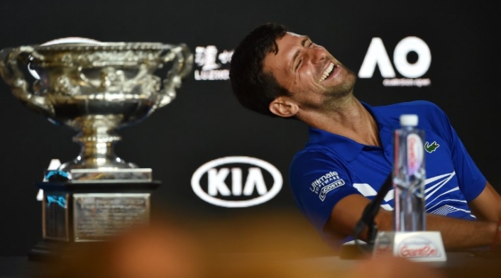 Novak Djokovic sonríe en rueda de prensa tras ganar el Abierto de Australia de 2019 Novak Djokovic sonríe en rueda de prensa tras ganar el Abierto de Australia de 2019