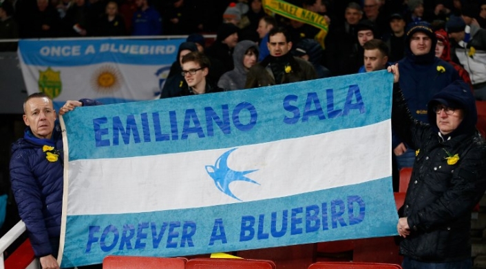 Homenaje a Emiliano Sala en el juego Arsenal vs Cardiff