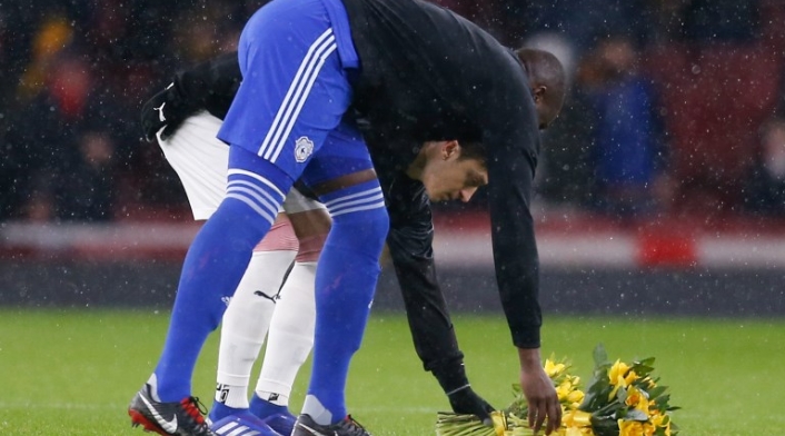Homenaje a Emiliano Sala en el juego Arsenal vs Cardiff