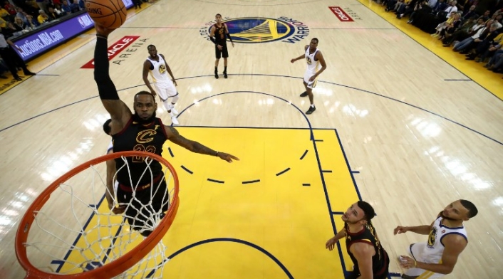 Lebron James ejecutando un clavado con los Cleveland Cavaliers