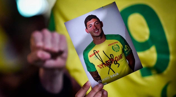 Sin embargo, la Policía considera escasas las posibilidades de hallar con vida el cuerpo de Emiliano Sala