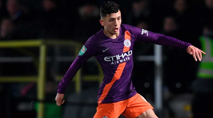 Ian Carlo Poveda en uno de sus primeros toques de balón en el partido de Manchester City ante Burton Albion