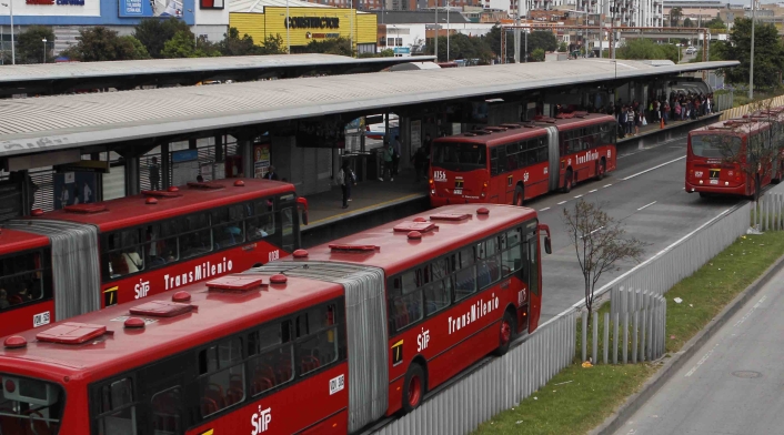 Transmilenio portales para pasajeros y contaminación de buses. Imagen de referencia.